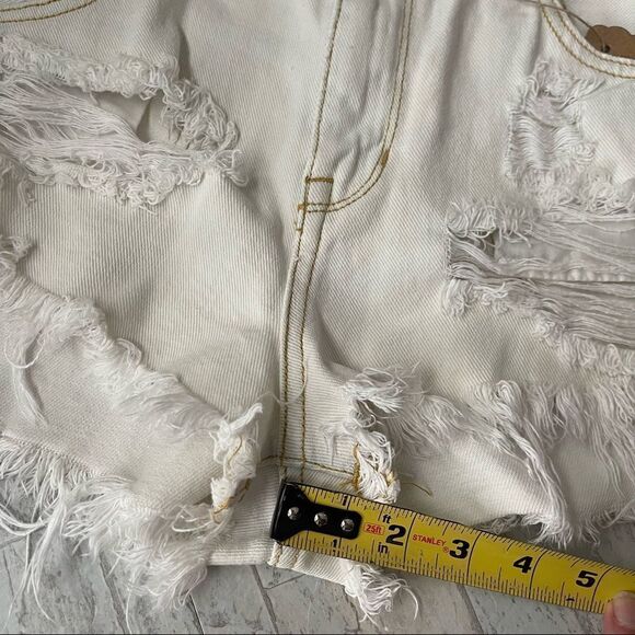 Bullhead Heavily Distressed Cream Cutoffs Denim Jean Shorts - Picture 9 of 10